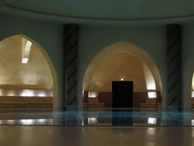 Kemerli nişleri ve havuzuyla loş hamam salonu — Beşiktaş, Masaj Salonun